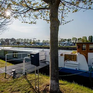 houseboat-jana-with-sauna-and-terrace.bruges-hotels.info/